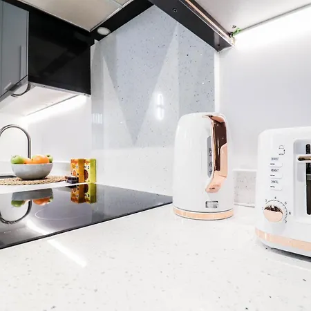 Modern 1-Bed Apartment In Buckinghamshire With Free Wifi, Parking & Garden High Wycombe Exterior photo