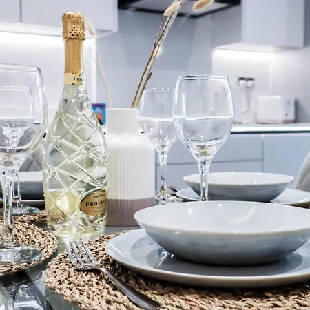 Modern 1-Bed Apartment In Buckinghamshire With Free Wifi, Parking & Garden High Wycombe Exterior photo