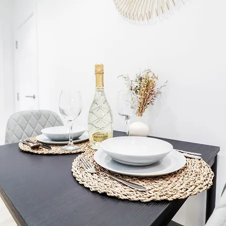 Modern 1-Bed Apartment In Buckinghamshire With Free Wifi, Parking & Garden High Wycombe Exterior photo