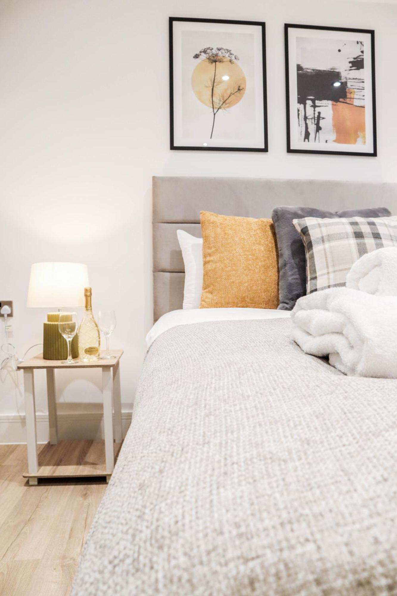 Modern 1-bed In Buckinghamshire With Free Wifi, Parking & Garden Apartment High Wycombe