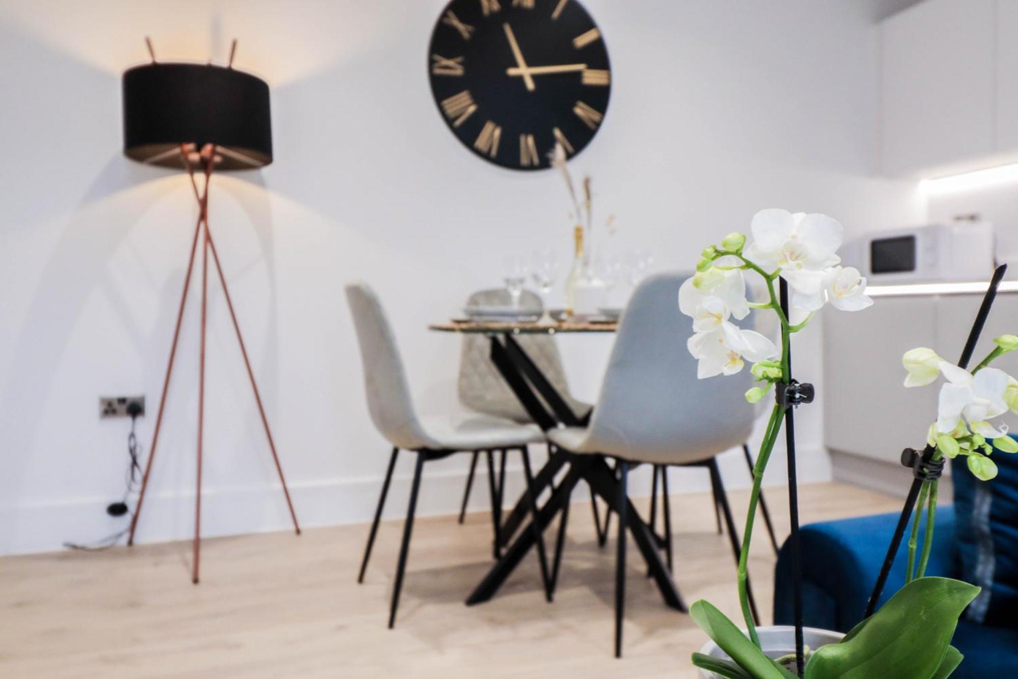 Modern 1-bed In Buckinghamshire With Free Wifi, Parking & Garden High Wycombe
