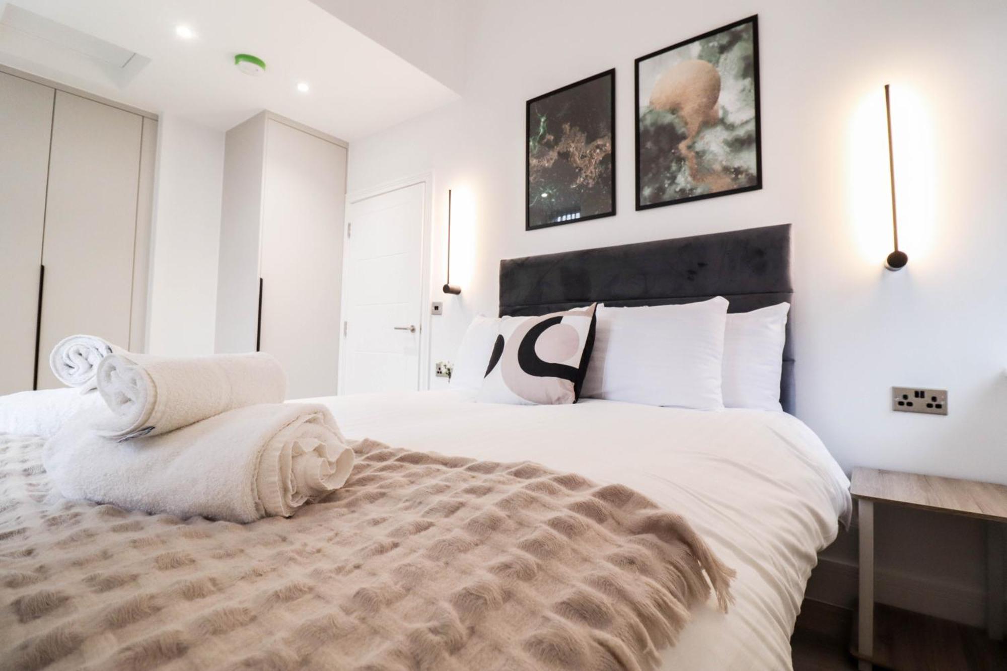 Modern 1-bed In Buckinghamshire With Free Wifi, Parking & Garden Apartment