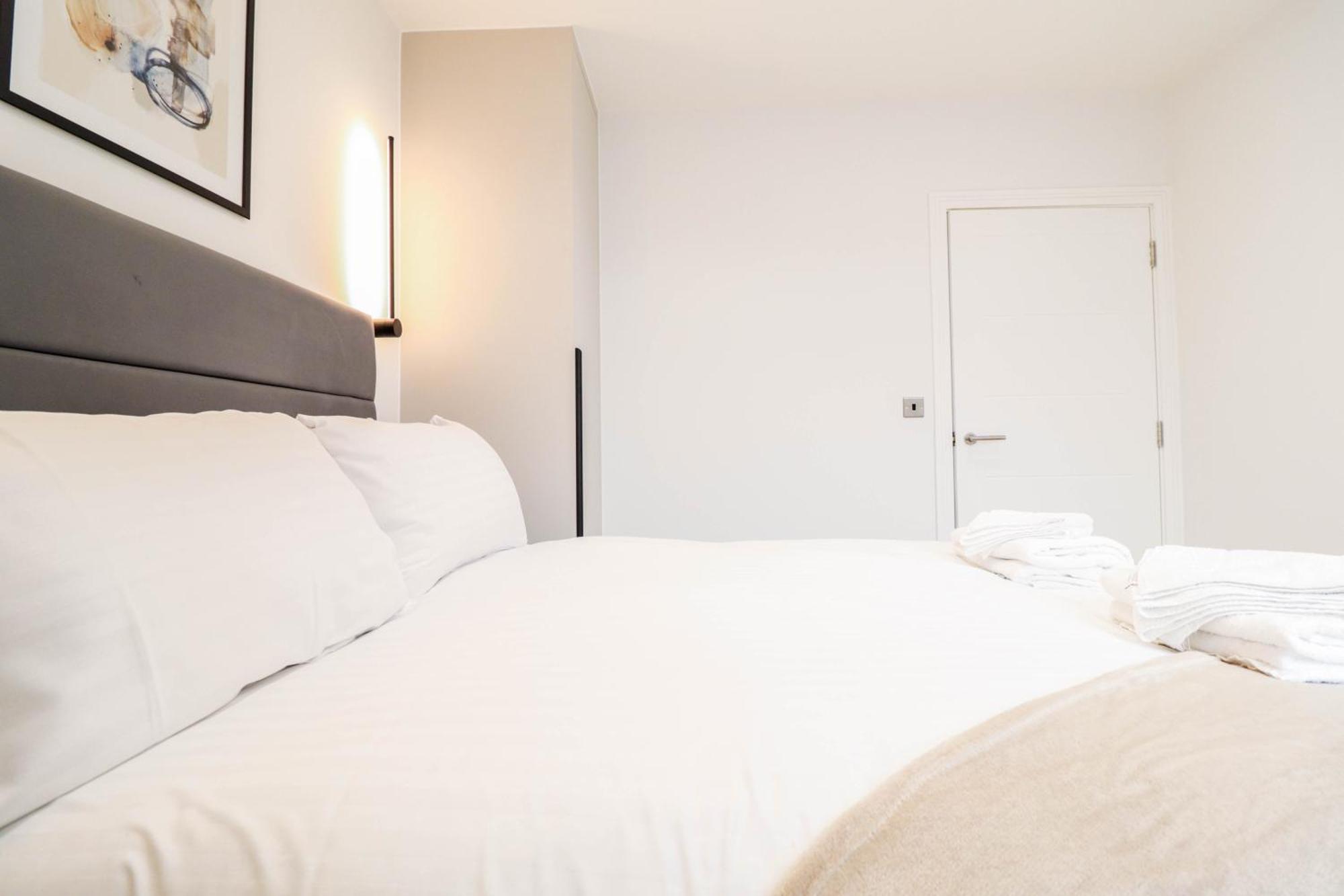 Modern 1-bed In Buckinghamshire With Free Wifi, Parking & Garden Apartment