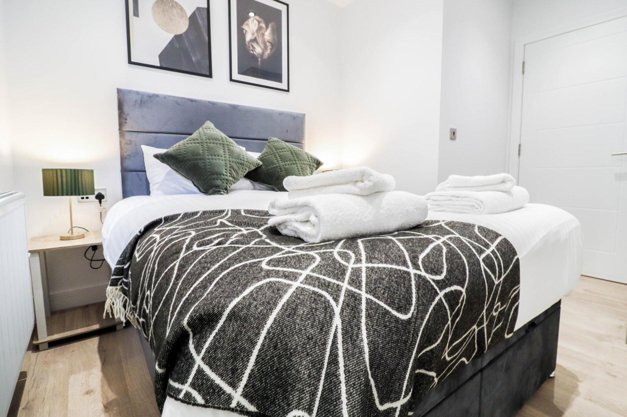 Modern 1-bed In Buckinghamshire With Free Wifi, Parking & Garden Apartment High Wycombe