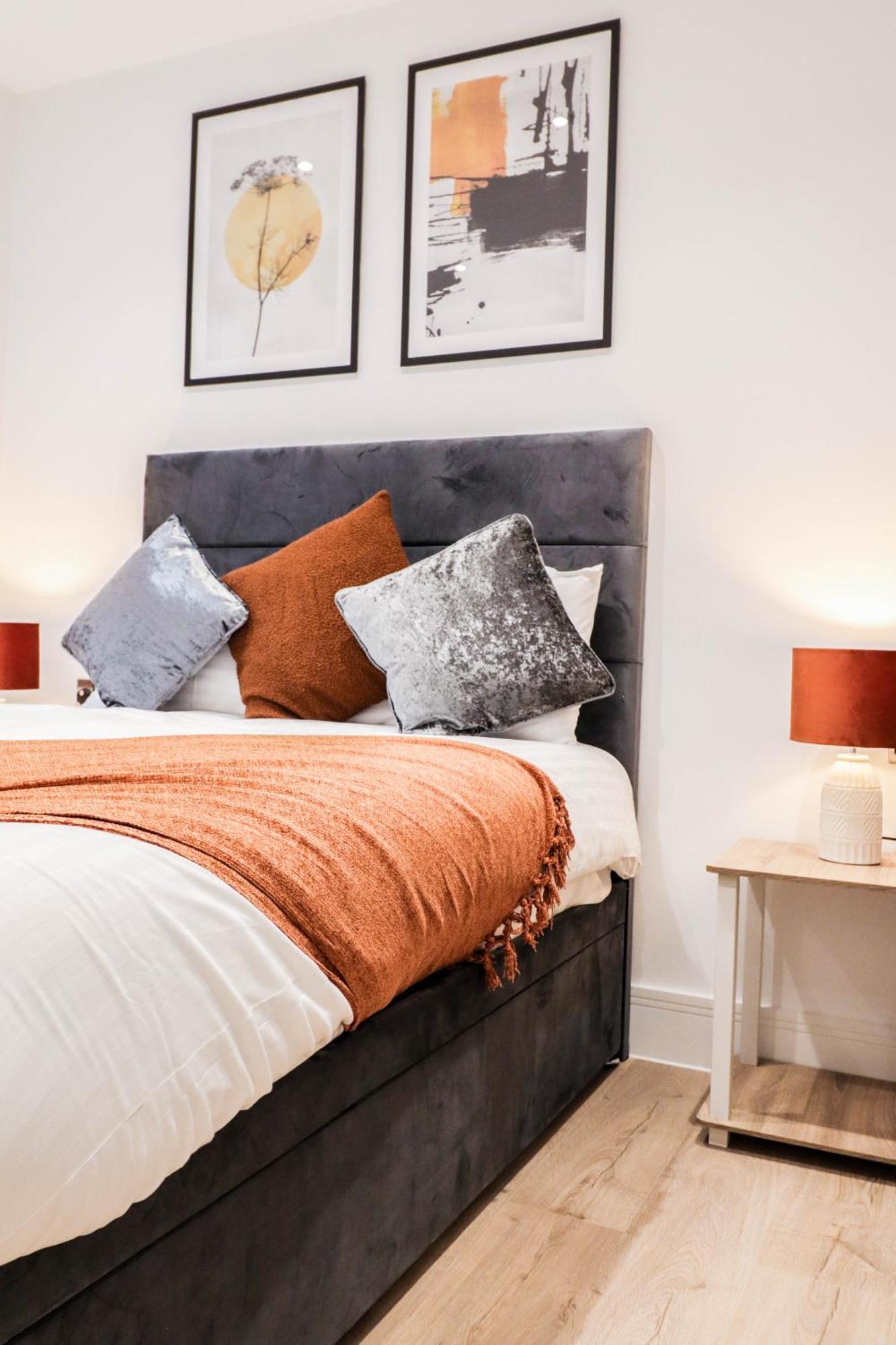 Modern 1-bed In Buckinghamshire With Free Wifi, Parking & Garden Apartment