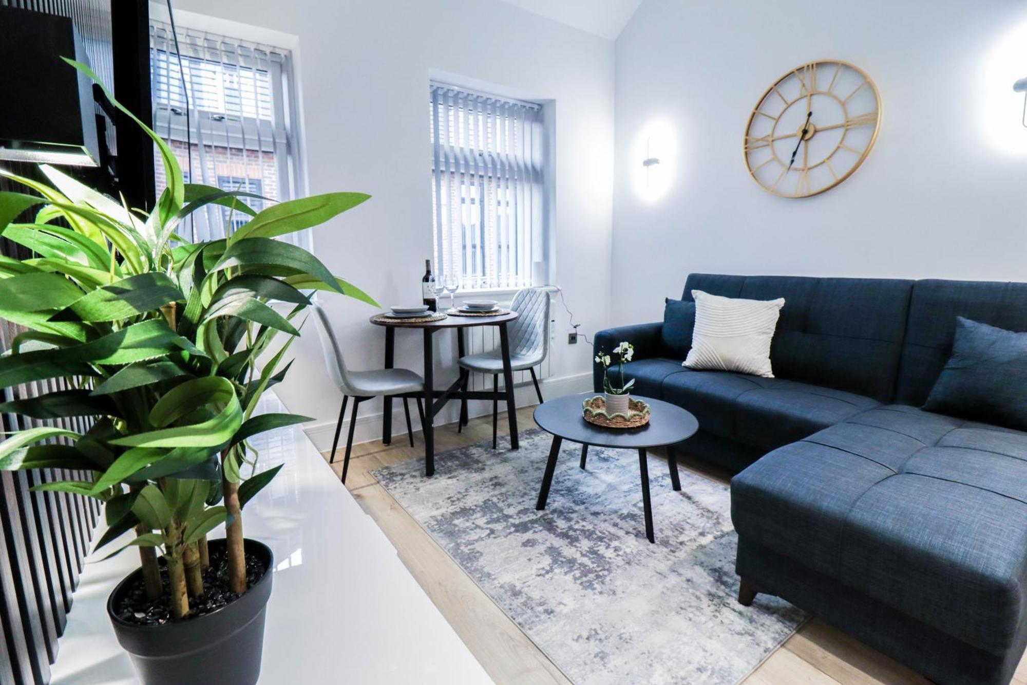 Modern 1-bed In Buckinghamshire With Free Wifi, Parking & Garden Apartment High Wycombe