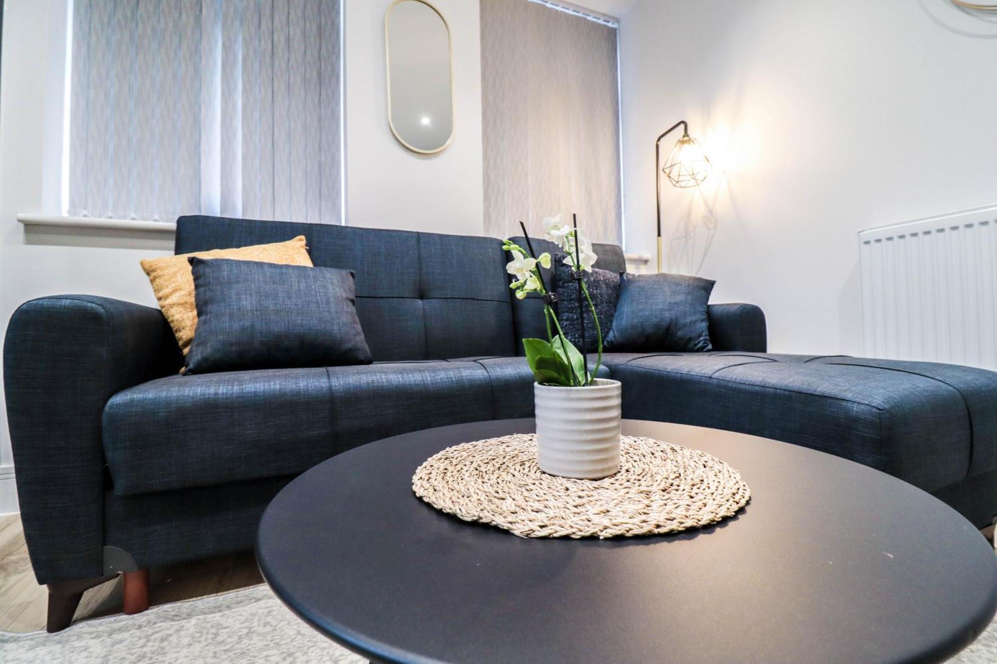 Modern 1-bed In Buckinghamshire With Free Wifi, Parking & Garden Apartment *