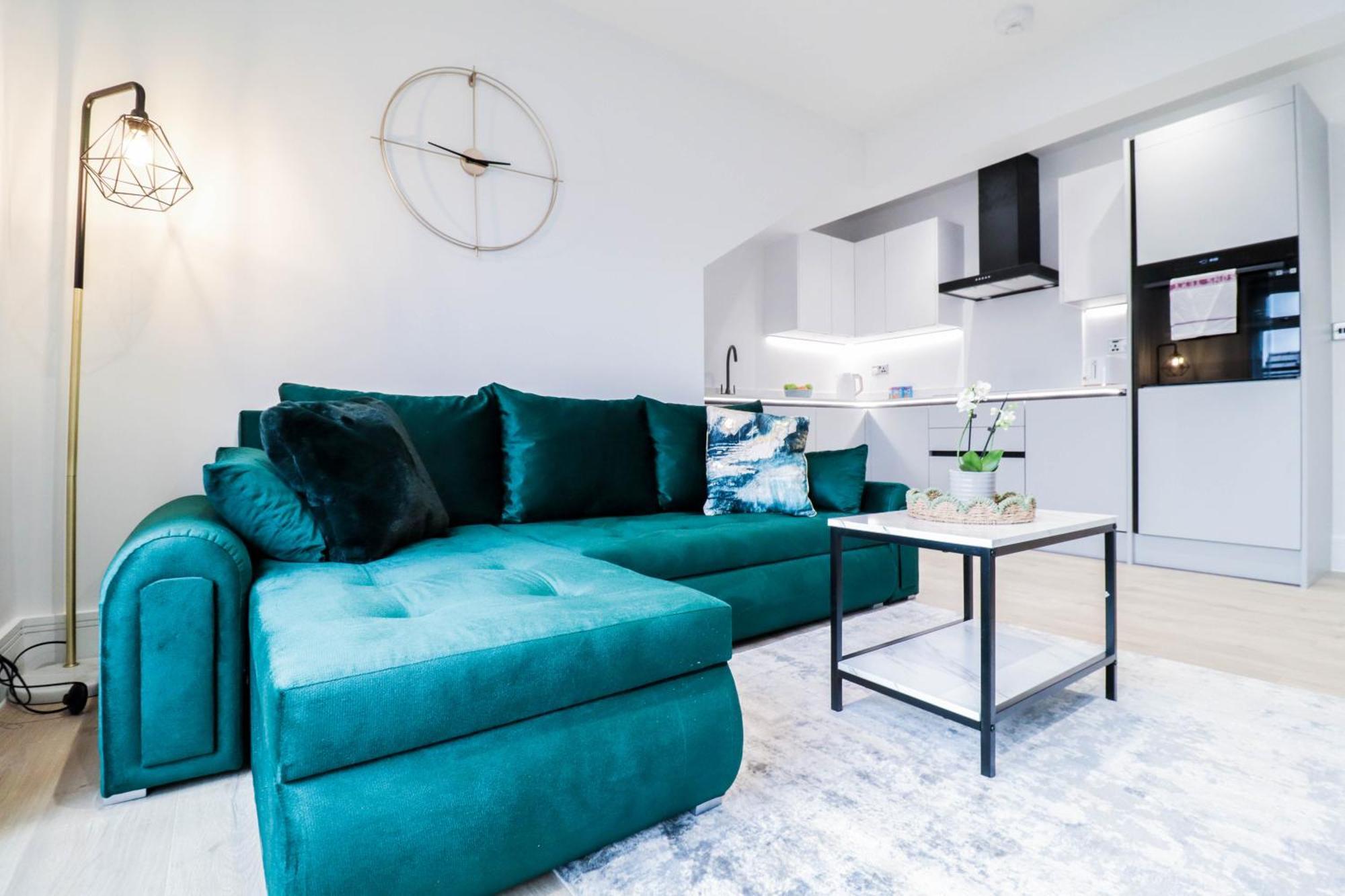 Modern 1-bed In Buckinghamshire With Free Wifi, Parking & Garden Apartment *