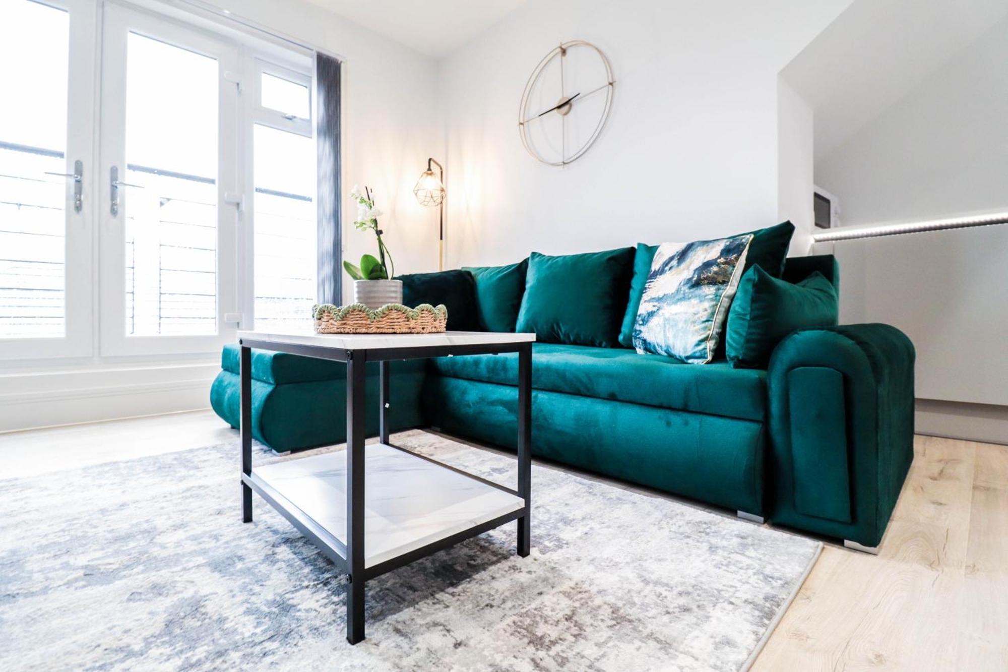 Modern 1-bed In Buckinghamshire With Free Wifi, Parking & Garden Apartment High Wycombe