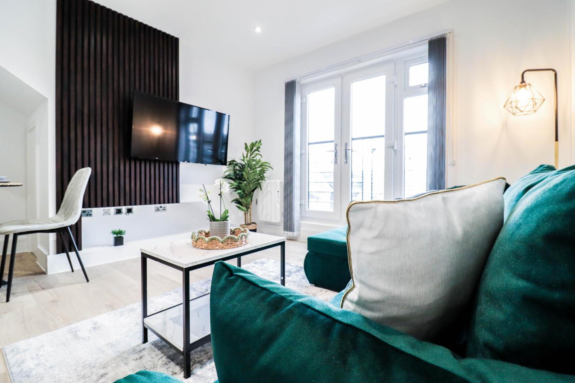 Modern 1-bed In Buckinghamshire With Free Wifi, Parking & Garden