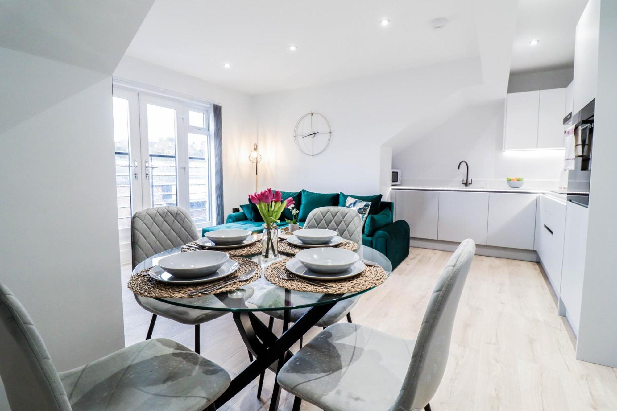 Modern 1-bed In Buckinghamshire With Free Wifi, Parking & Garden High Wycombe