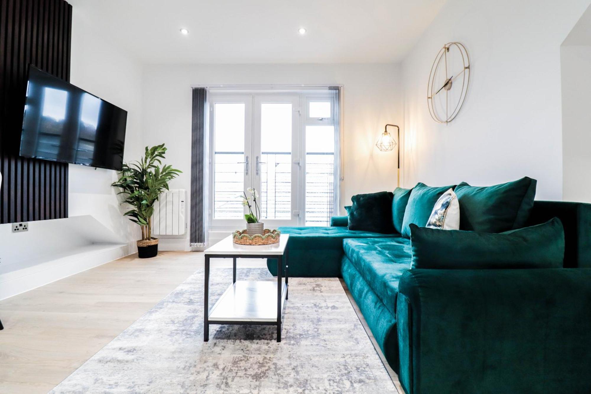 Modern 1-bed In Buckinghamshire With Free Wifi, Parking & Garden Apartment *
