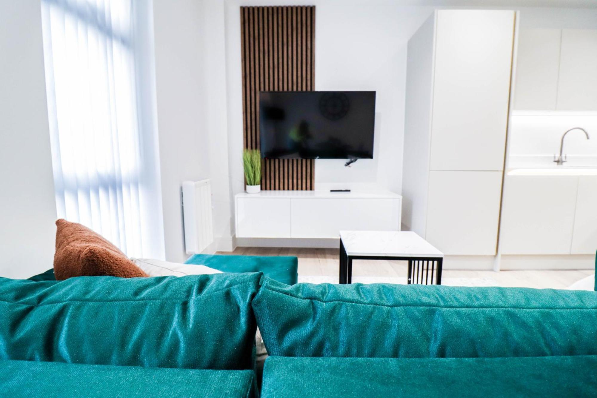 Modern 1-bed In Buckinghamshire With Free Wifi, Parking & Garden Apartment *