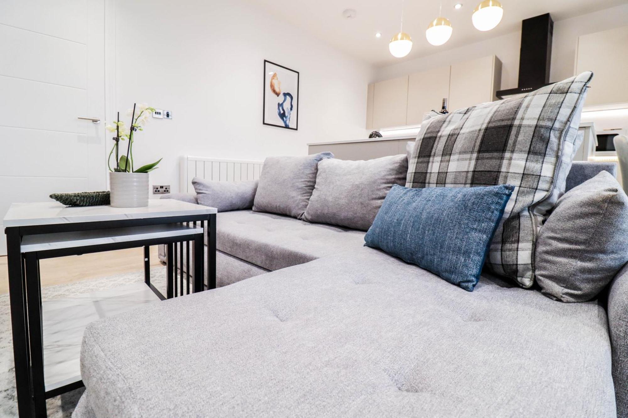 Modern 1-bed In Buckinghamshire With Free Wifi, Parking & Garden Apartment High Wycombe